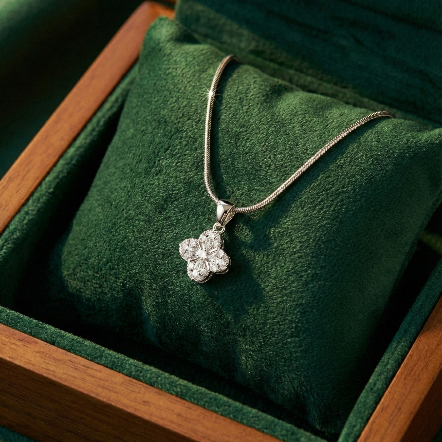 Sparkling Flora Silver Pendant & Snake Chain Set